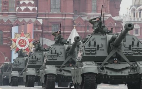 俄罗斯举行盛大阅兵，多款武器纷纷亮相，但最大的亮点却是这个