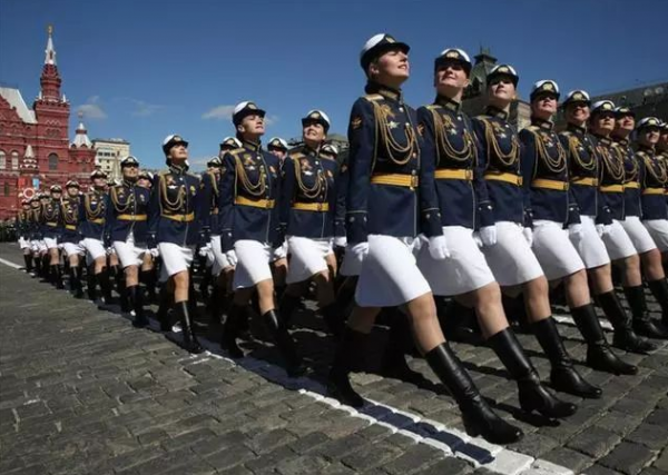18岁俄罗斯女兵获赞“军中之花”，网友：谁敢追她