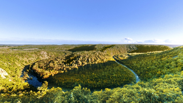 穿行锦河大峡谷其间，感受大自然神力